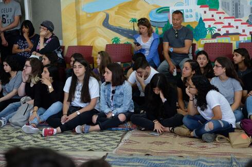 התכנסות צוות החינוך עם התלמידים בויאר. צילום: יואב דודקביץ'