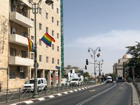 דגלי הגאווה שנתלו ברחובות ירושלים בשנה שעברה