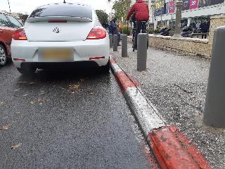 חניה באדום לבן