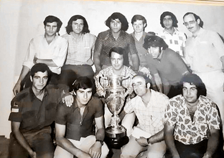 שחקני הפועל עם הגביע ב־1973.