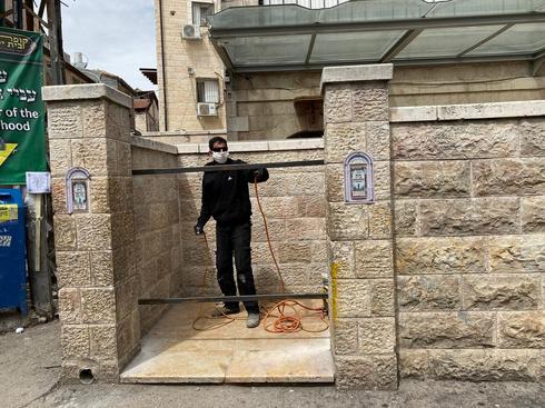 סוגרים את בית הכנסת "השטיבלאך" במאה שערים 