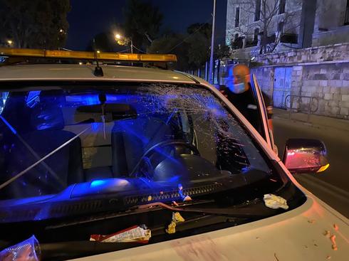 רכב של עיריית ירושלים נרגם באבנים במאה שערים