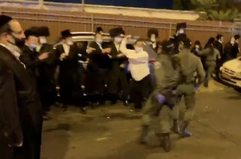 אחד המפגינים תוקף שוטרים