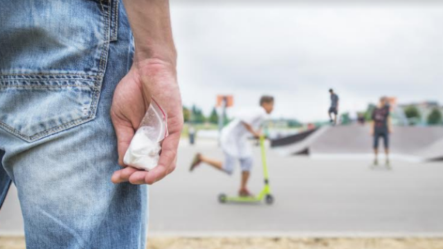הפעיל את אחיו הקטינים