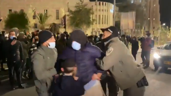 הכניסה לעיר: עימותים בין מפגינים לשוטרים על רקע מותו של ...