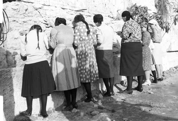 נשים חרדיות מתפללות בכותל לאחר כיבוש צה"ל
