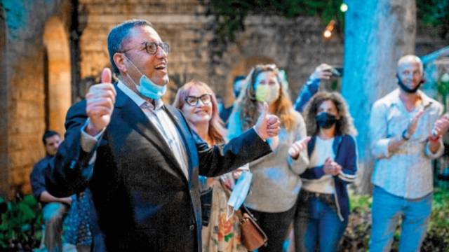 ראש העירייה רוקד על הסט של "מלכת היופי של ירושלים"