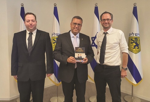 עו"ד יוסף זינגר ומוטי אורנג' עם ראש עיריית ירושלים משה ליאון