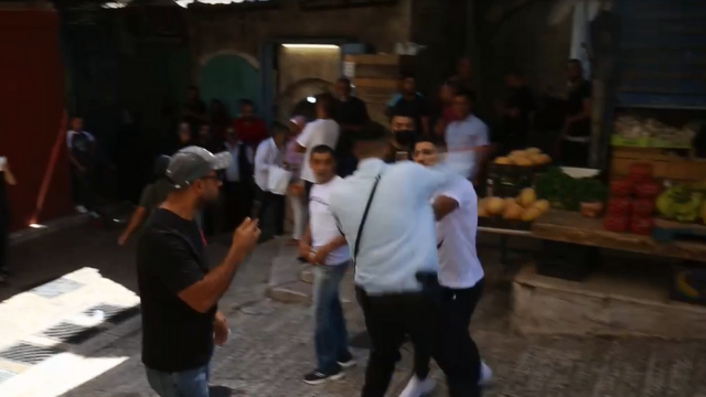 קצין משטרה סוטר לתושב מזרח העיר 