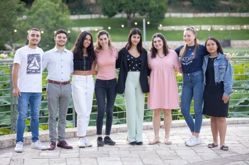 חלק מבני הנוער הירושלמים שקיבלו תעודת הוקרה