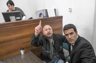 נעים (משמאל) עם עו"ד ירון גיגי במהלך הארכת מעצר