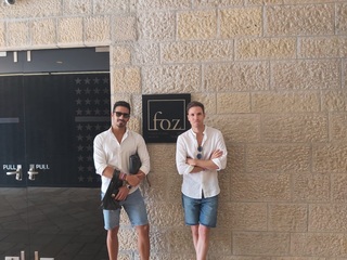 ינאי פרישר גוטמן ובן זוגו במוזיאון ידידי ישראל