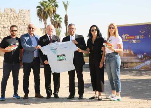 ראש עיריית ירושלים משה ליאון עם חולצת המרתון הרשמית - 