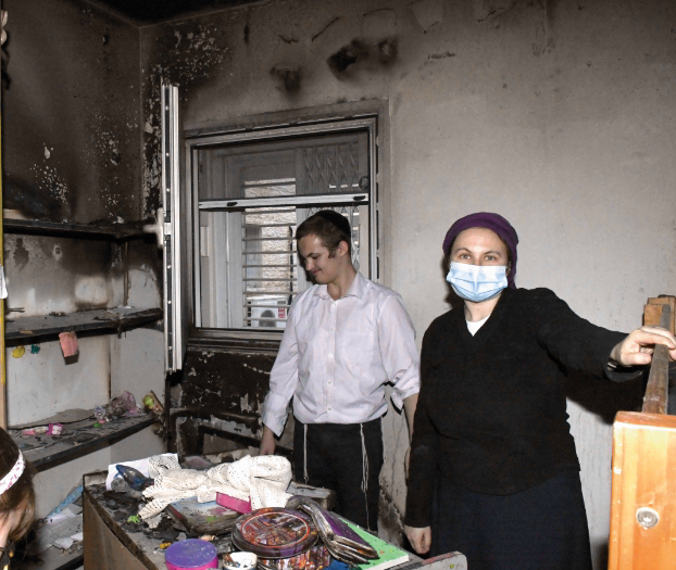 משפחת וולודין בחדר שבו פרצה האש