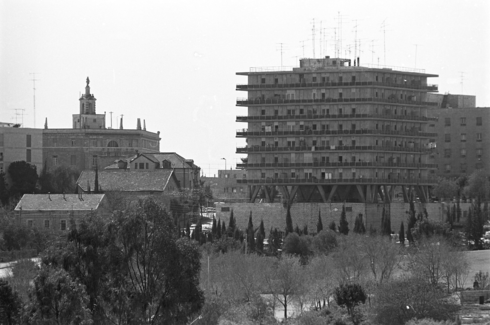 בניין אגרון, 1971