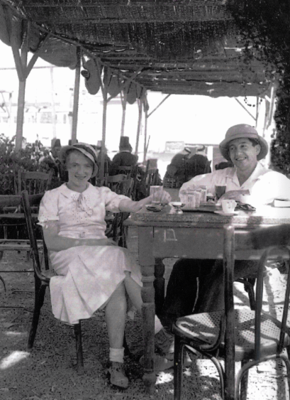 1938. יהודית וליאו וייסמן בבית קפה בעיר העתיקה