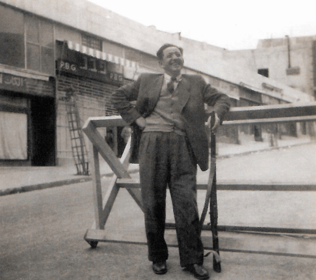 1947. ליאו ויסמן עומד במרכז רחוב פרינסס מרי