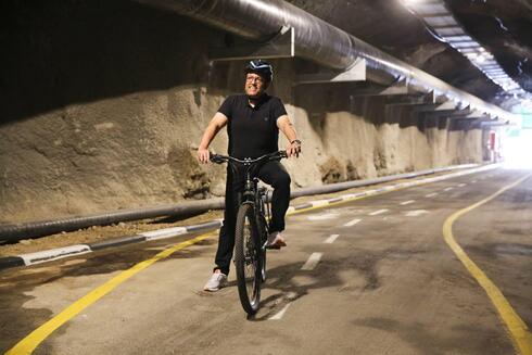 ליאון במנהרת האופניים במלחה