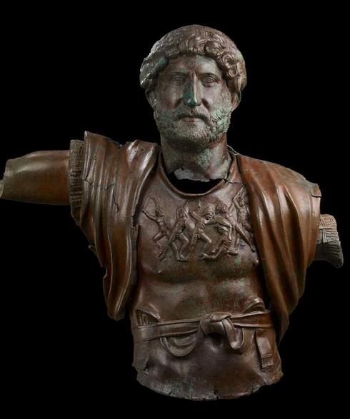 פסל הברונזה של הקיסר הדריאנוס 