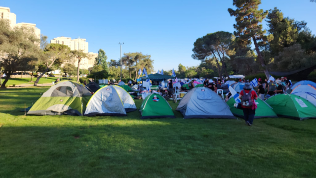 המחאה נגד הרפורמה, האוהלים בגן סאקר