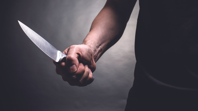 הגבר הודה שהשחית רכוש בעזרת סכין