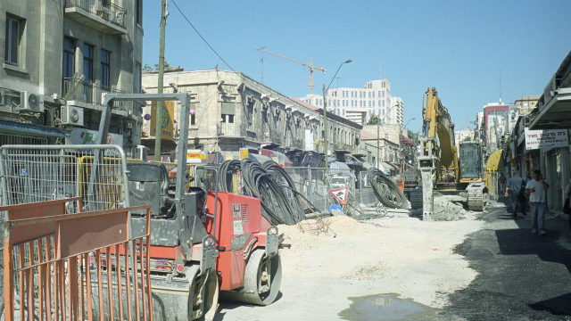 עבודות תשתית של הרכבת הקלה ברחוב יפו בשנת 2003 