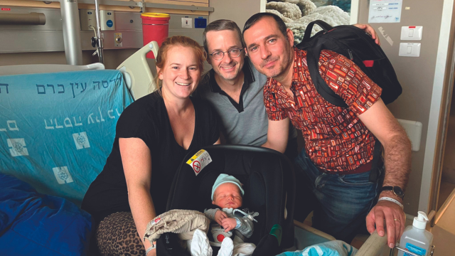 בני הזוג עם קסלר ויונתן התינוק לקראת היציאה מבית החולים 