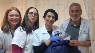 צוות מרפאת מאוחדת עם התינוק