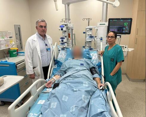מימין: ד״ר גבי אלבז, פ׳ המתאושש ביחידה לטיפול נמרץ לבבי ופרופ׳ אייל הרצוג.  