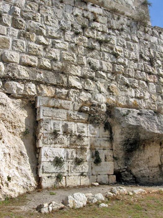 מהחומה העות'מאנית הבנוי על גבי נדבכים מהתקופה האיובית והחשמונאית במקטע החומה הארמנית