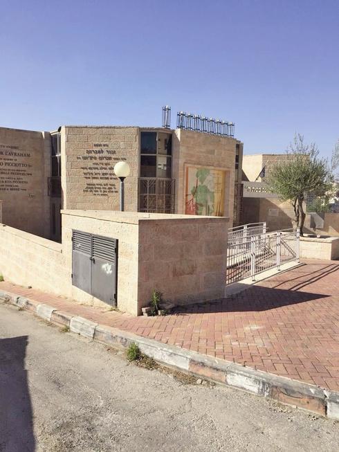 בית הכנסת שפועל ליד הפאב. צילום: שלומי כהן