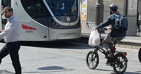 רוכב אופניים בירושלים. צילום: אדווה חולי