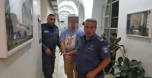 החשוד מובא להארכת מעצרו, הערב. צילום: אלי מנדלבאום, ynet