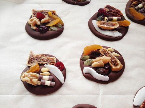 תכשיטי שוקולד עם פירות יבשים. צילום: אלונה זוהר