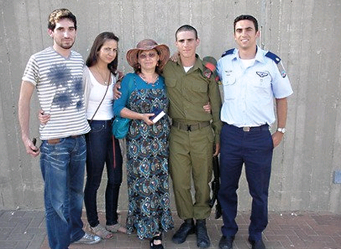 לוי ז"ל (מימין במדי קצין) ומשפחתו. צילום: פרטי