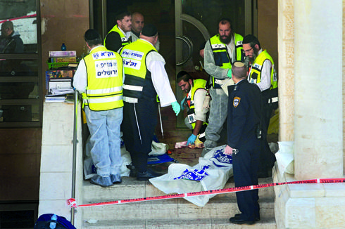 הפיגוע בבית הכנסת בשכונת הר נוף בירושלים | צילום: אלכס קולומויסקי