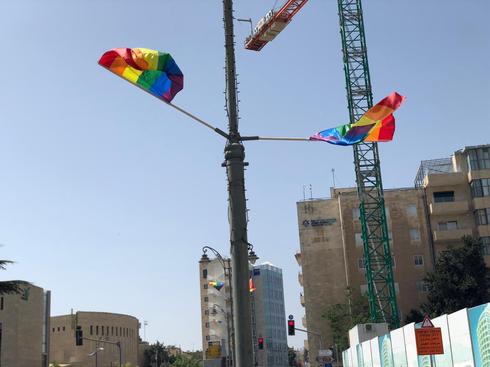 דגלי הגאווה שנתלו ברחובות ירושלים. צילום: לירן תמרי
