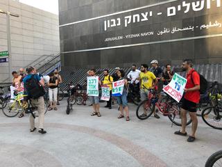 מחאת רוכבי האופניים מול תחנת נבון. צילום: לירן תמרי