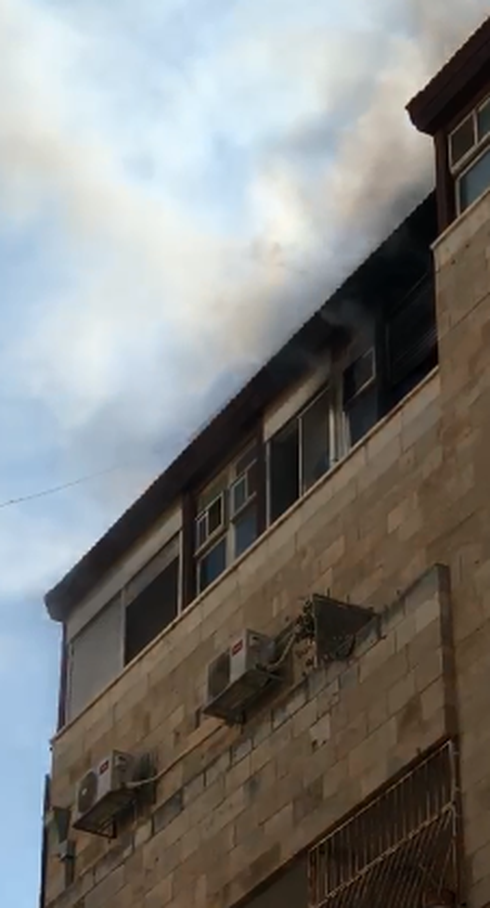 השריפה בדירה ברחוב בן יהודה. צילום: כבאות והצלה מחוז ירושלים