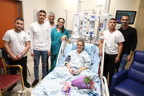 מפגש מרגש בין המחנכת שקיבלה דום לב לתלמידים: "בלעדיכם ...