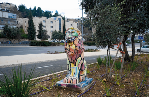 פסלי אריות ברחבי העיר. להחזיר להם את הצבע. צילום: יואב דודקביץ'