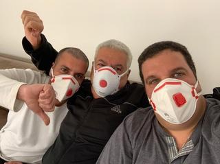 תומר ביטון עם אביו ואחיו בבידוד. (צילום: פרטי)