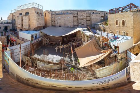 תחילתו של השיפוץ בבית הכנסת ברובע היהודי. צילום: ששון תירם